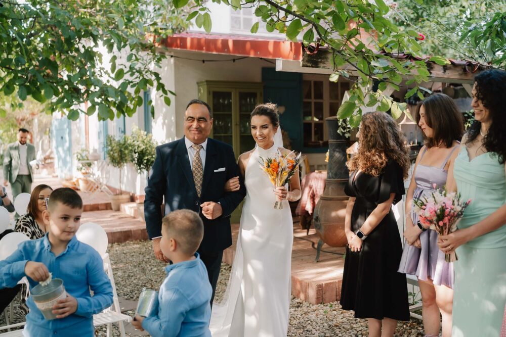 Ceremonia în aer liber cu decor elegant, The Wedding House, fotograf București
