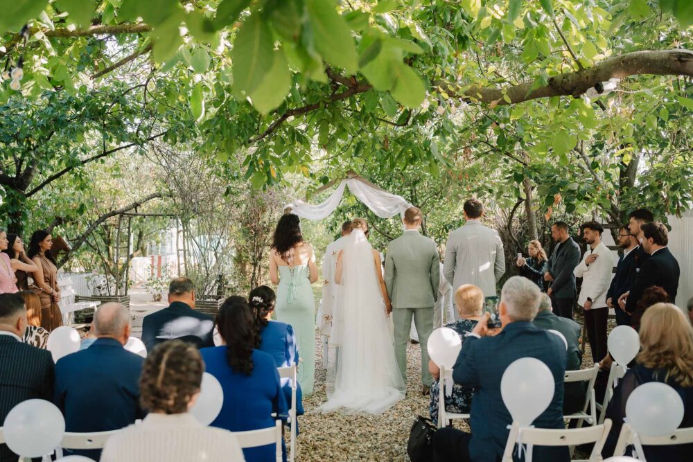 Ceremonia în aer liber cu decor elegant, The Wedding House, fotograf București