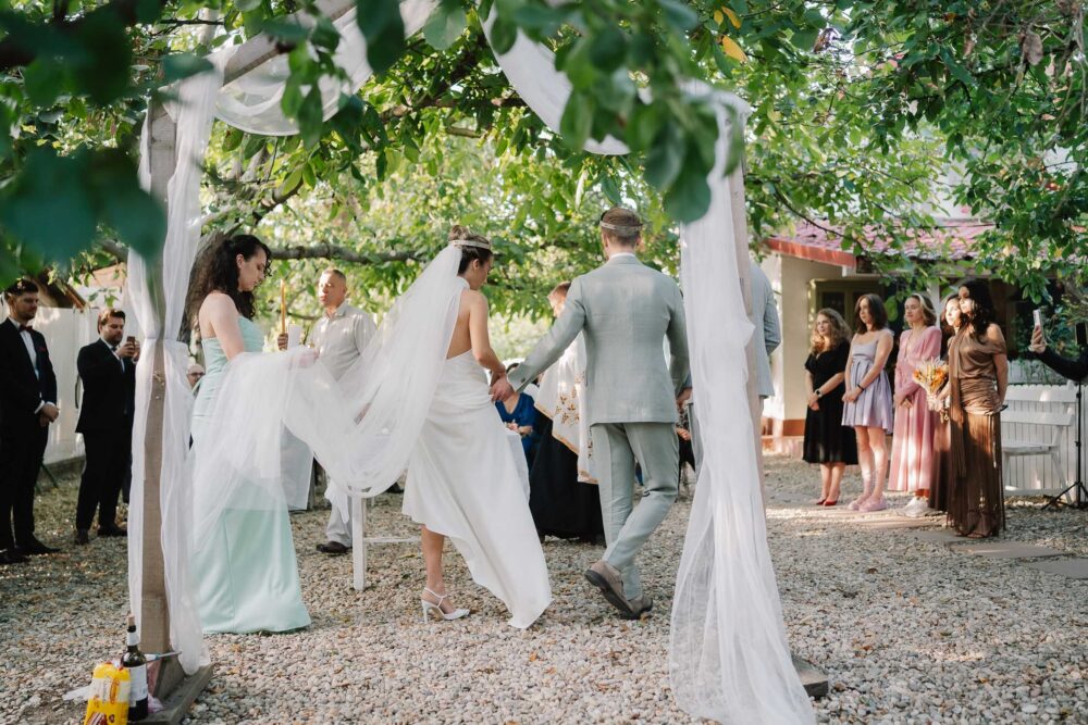 Ceremonia în aer liber cu decor elegant, The Wedding House, fotograf București