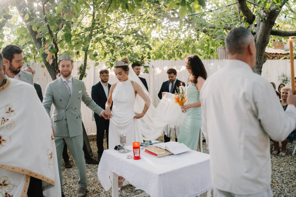 Ceremonia în aer liber cu decor elegant, The Wedding House, fotograf București