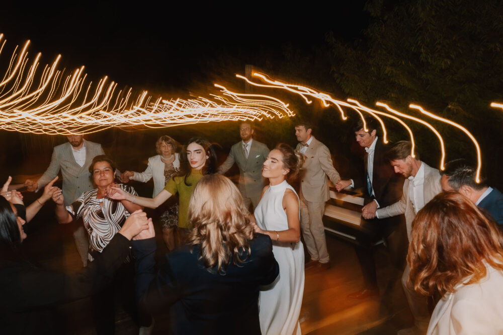 Miri înconjurați de invitați la dans, fotografie nuntă București