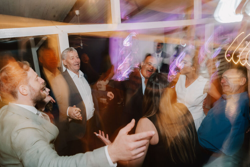 Miri înconjurați de invitați la dans, fotografie nuntă București